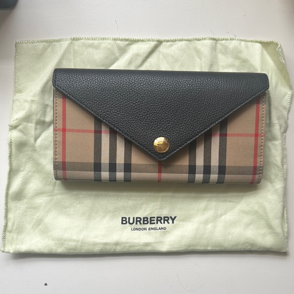Burberry Black and Tan Women's Wallet (Original)